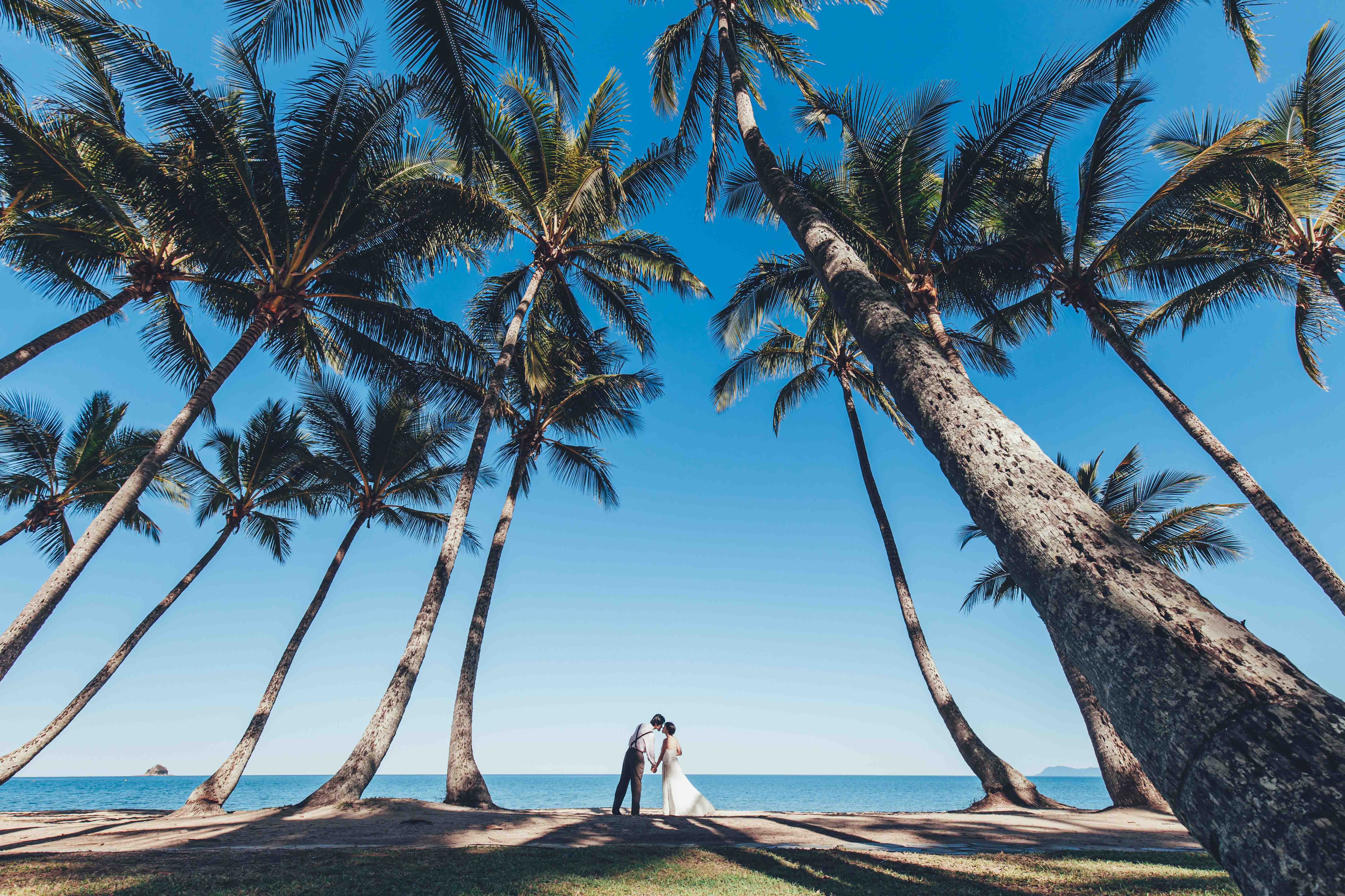 ご宿泊先へお迎え。専用車にてケアンズ近郊のビーチへ！